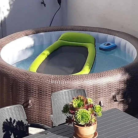Prázdninový dům Maison De Ville, Piscine, Jacuzzi Et Jardin Prive