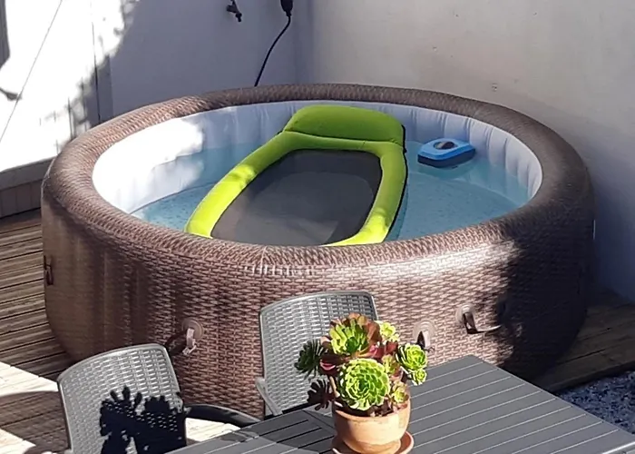 Casa vacanze Maison De Ville, Piscine, Jacuzzi Et Jardin Privé